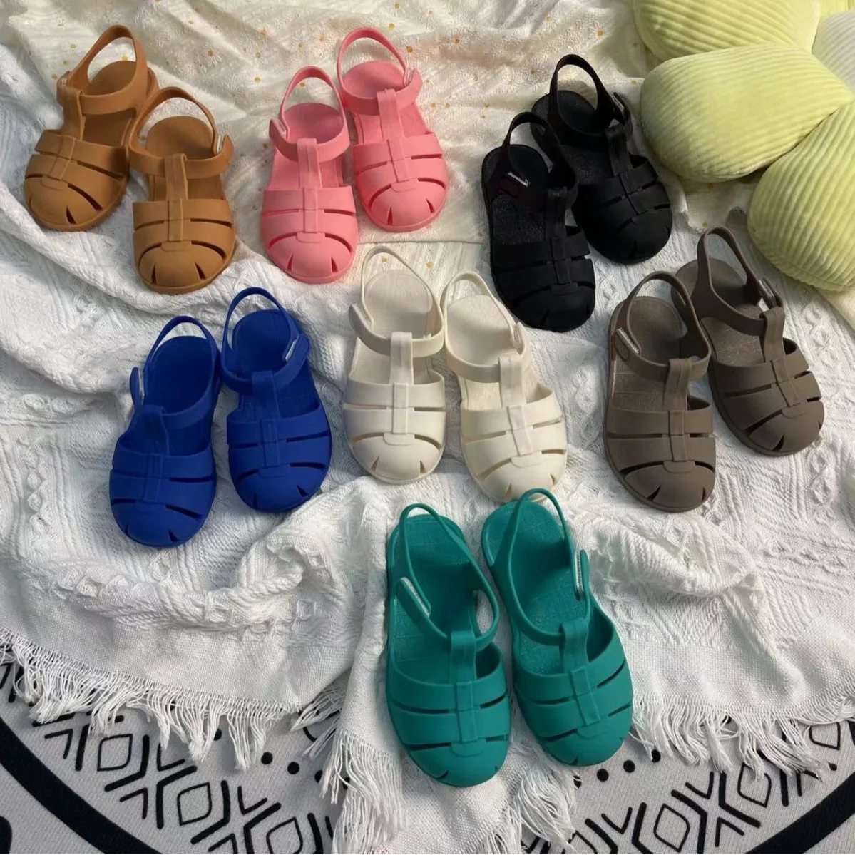 New Colorful Children Summer Jelly Shoes Kids Fashion Boy and Girl PVC Retro All Matching Sandal Roma Beach Shoes SO141
