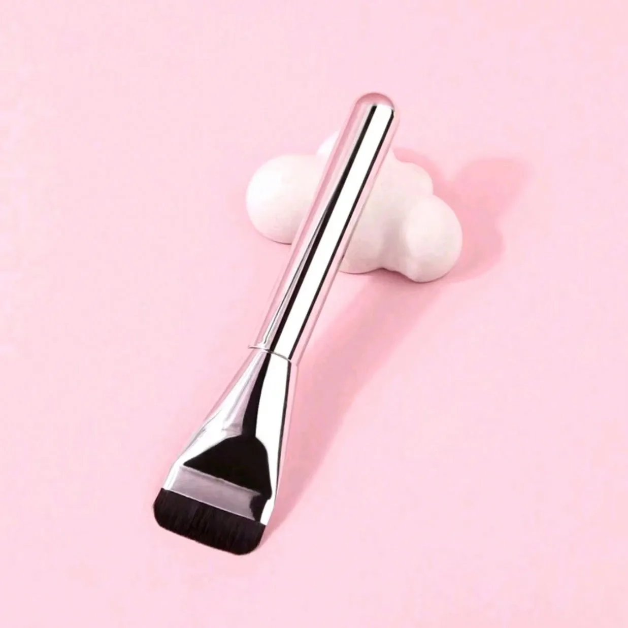1 Blade-Shaped Flat Foundation Brush, a Professional Makeup Tool for Makeup Artists, Does Not Absorb Powder