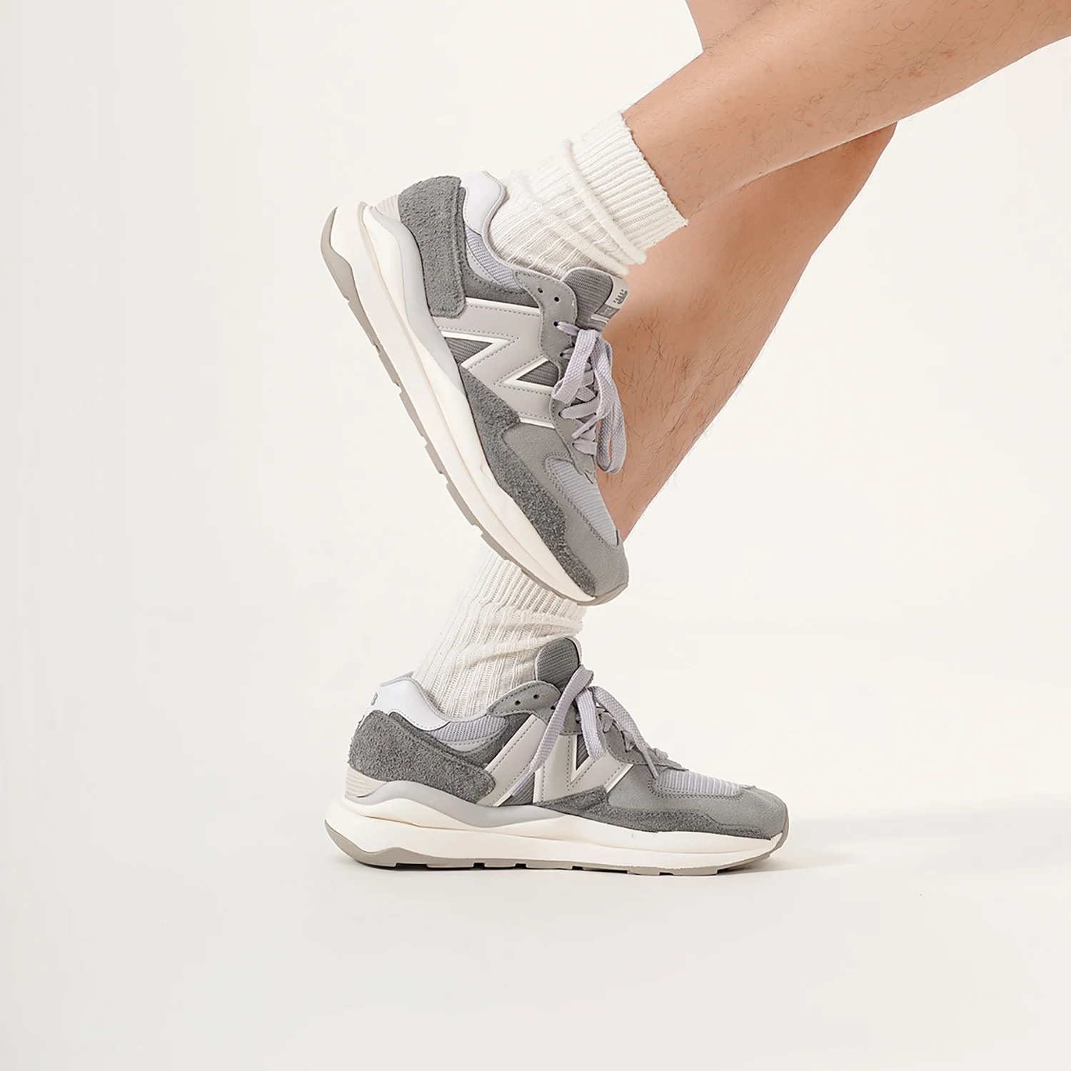 

New Balance NB 5740 Повседневные кроссовки в стиле ретро с низким вырезом для мужчин и женщин, серо-белый цвет