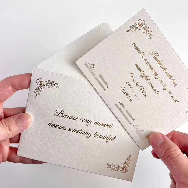 

100 шт. премиальных конвертов и открыток с роскошным золотым тиснением логотипа на хлопковой бумаге для свадеб, праздников, дней рождения и других мероприятий