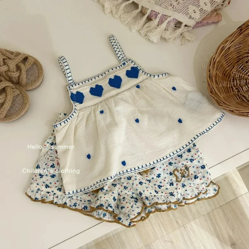 Nowe letnie ubranka dla dzieci dla dziewczynki Haftowany pasek miłości + spodenki w kwiaty 2-częściowy zestaw dla małej dziewczynki Uroczy zestaw strojów w stylu wakacyjnym