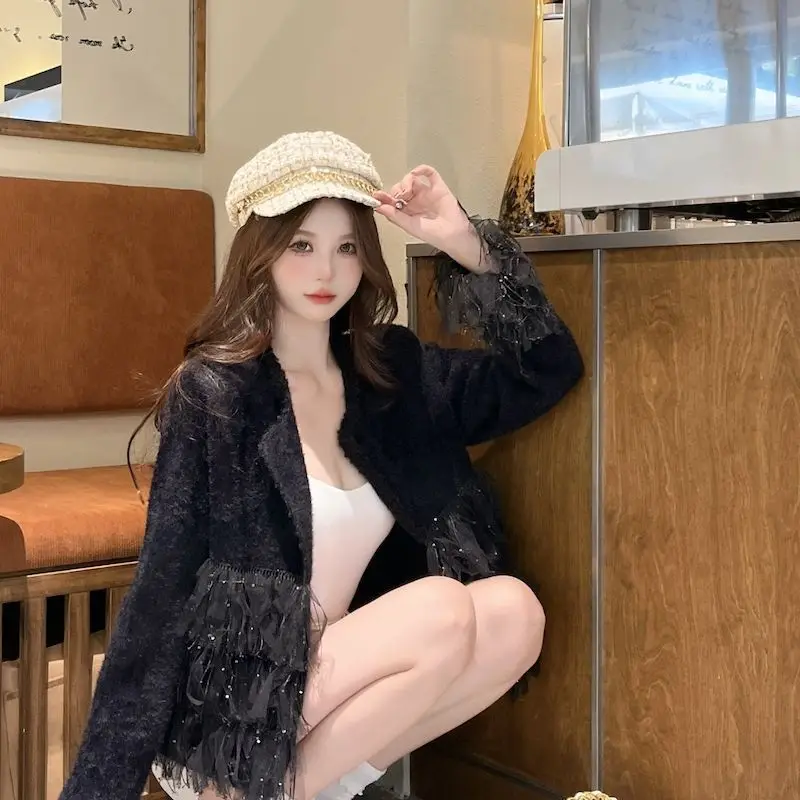 سيدة الزفاف مع شرابة وسترة غراء ناعمة ، كارديجان محبوك ، مزاجه فرنسي ، قمة غامضة ، رائعة