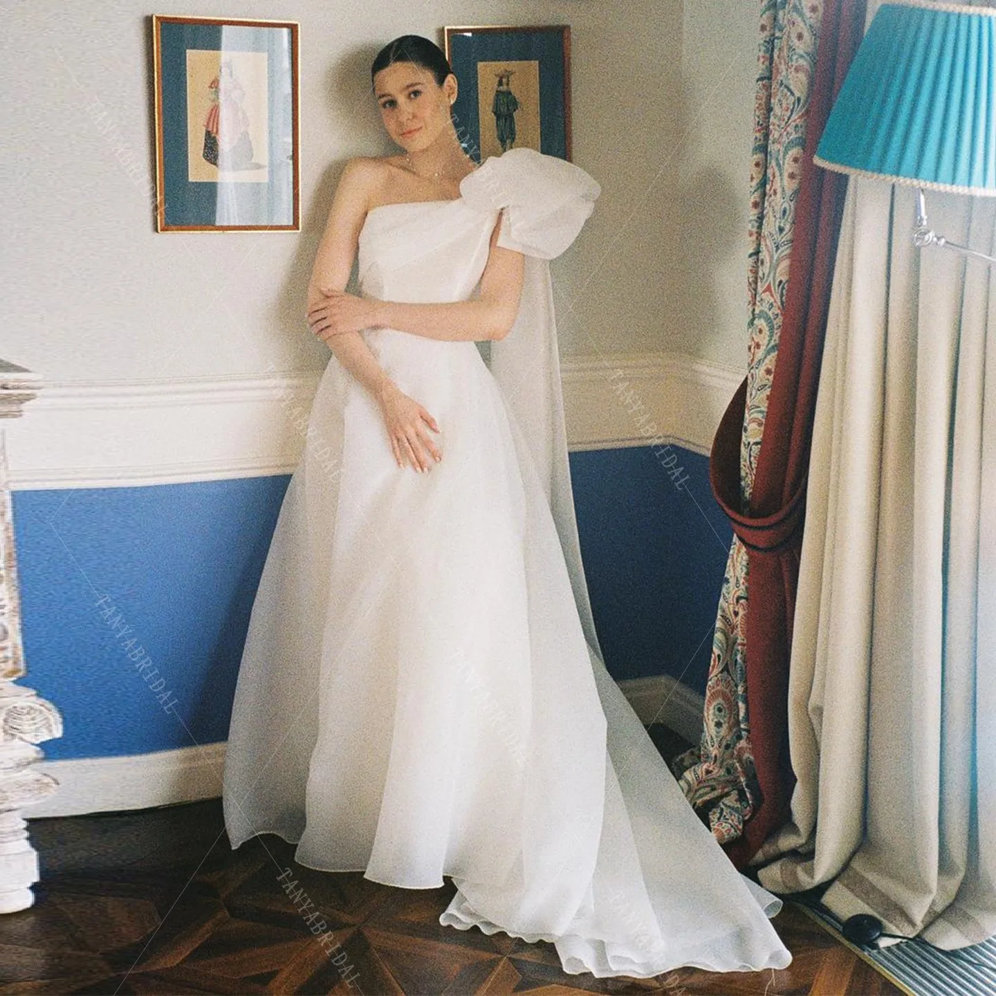 Abito da sposa classico in organza senza maniche con una spalla Una linea Sweep Train Abito da sposa per servizio fotografico Abito da sposa elegante TSWD828