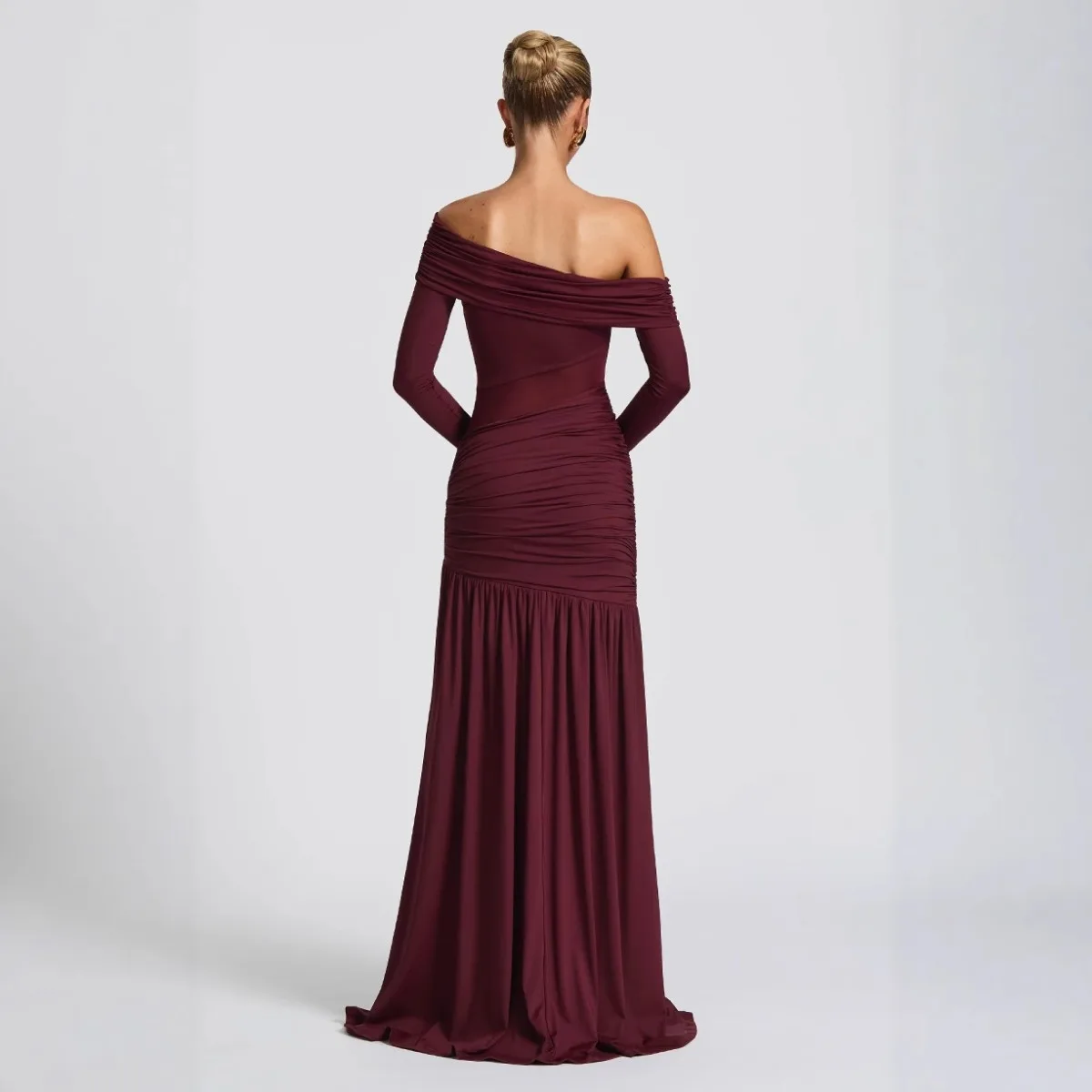 Elegante Abito Bordeaux da Donna con Spacco Alto sulla Coscia e Dettaglio Trasparente, Vestito Lungo Asimmetrico Monospalla per Serate Formali e Balli di Gala