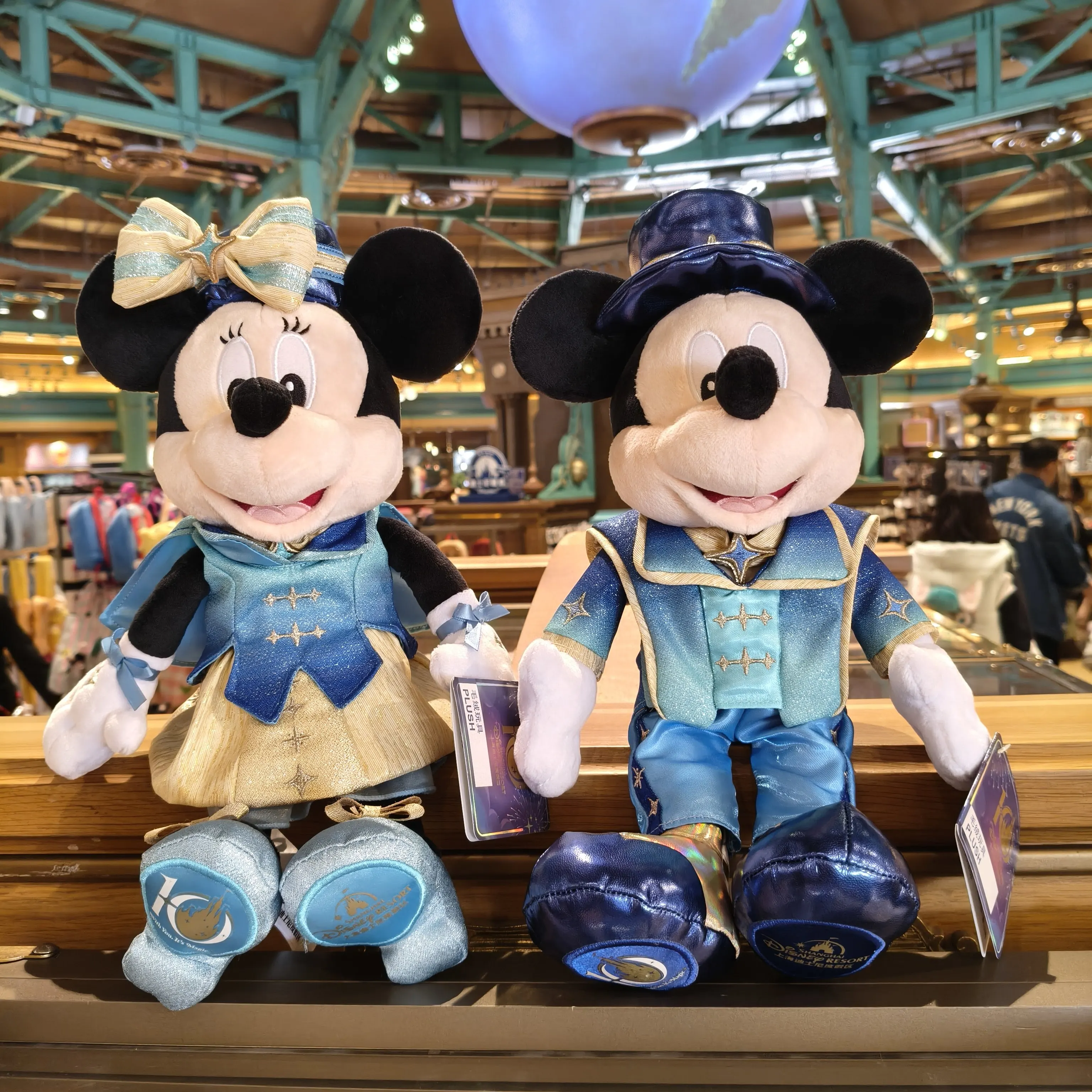 

Официальный плюшевый брелок-подвеска Disney к 10-летию (2026) с Микки, Минни, Дональдом и Дейзи – милый аксессуар для сумки, подарок