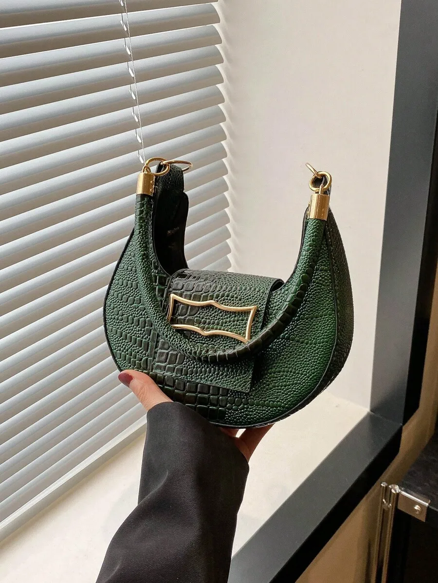 

Зеленая сумка через плечо в форме полумесяца с тиснением под крокодила и золотой фурнитурой