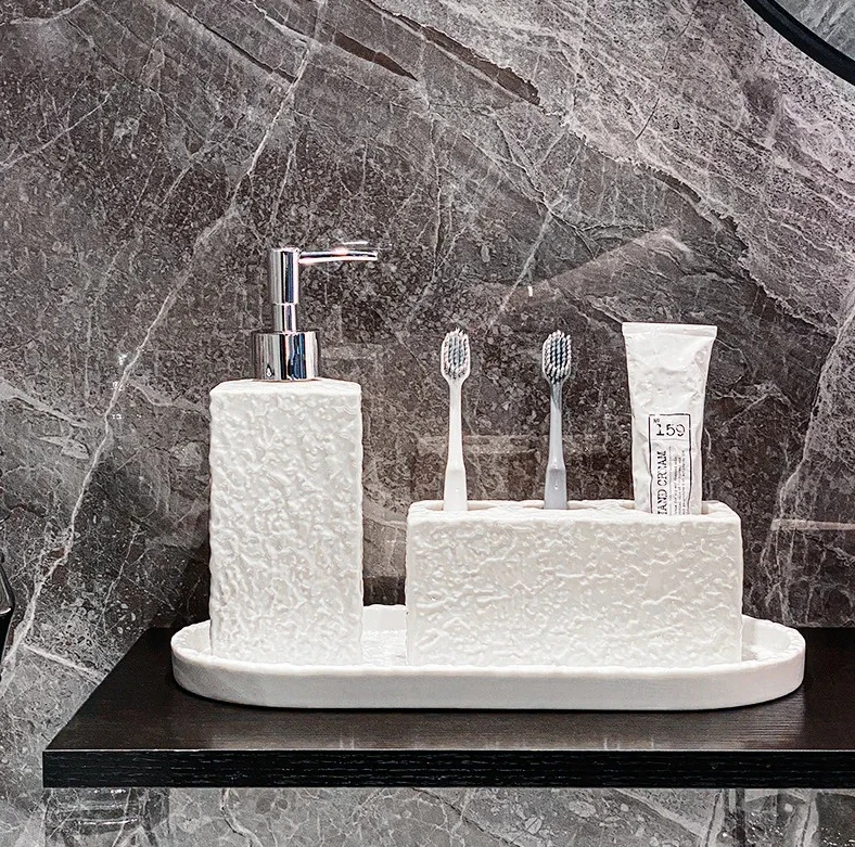 

Набор необходимых аксессуаров для ванной комнаты: бутылочки для шампуня, стакан для ополаскивателя для рта, для ванной комнаты, для дома и квартиры