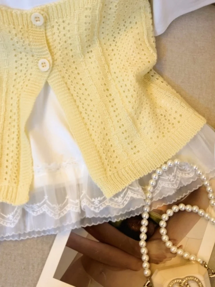 Jesienny Niebieski Komplet Damski z Dzianiny z Koronkowym Wykończeniem, Bluzka i Spódnica, Dopasowany Krój, Okrągły Dekolt, Regularna Długość