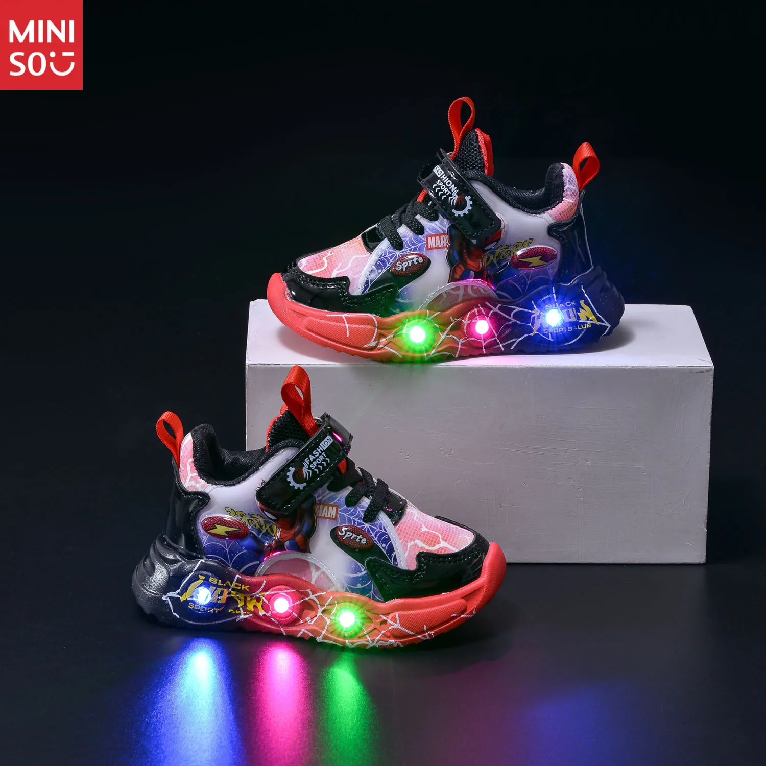 أحذية رياضية مينيسو 2025 للأطفال لربيع الخريف، أحذية جلدية بمستشعر حركة LED سبايدر مان للأولاد