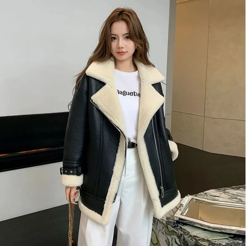 เสื้อแจ็คเก็ตหนังเทียมขนแกะเทียมสำหรับผู้หญิง สไตล์สตรีทแวร์ ทรงหลวม อุ่นสบาย แบบวินเทจ ซิปติด ตัดต่อผ้าหนา ดีไซน์เก๋ไก๋