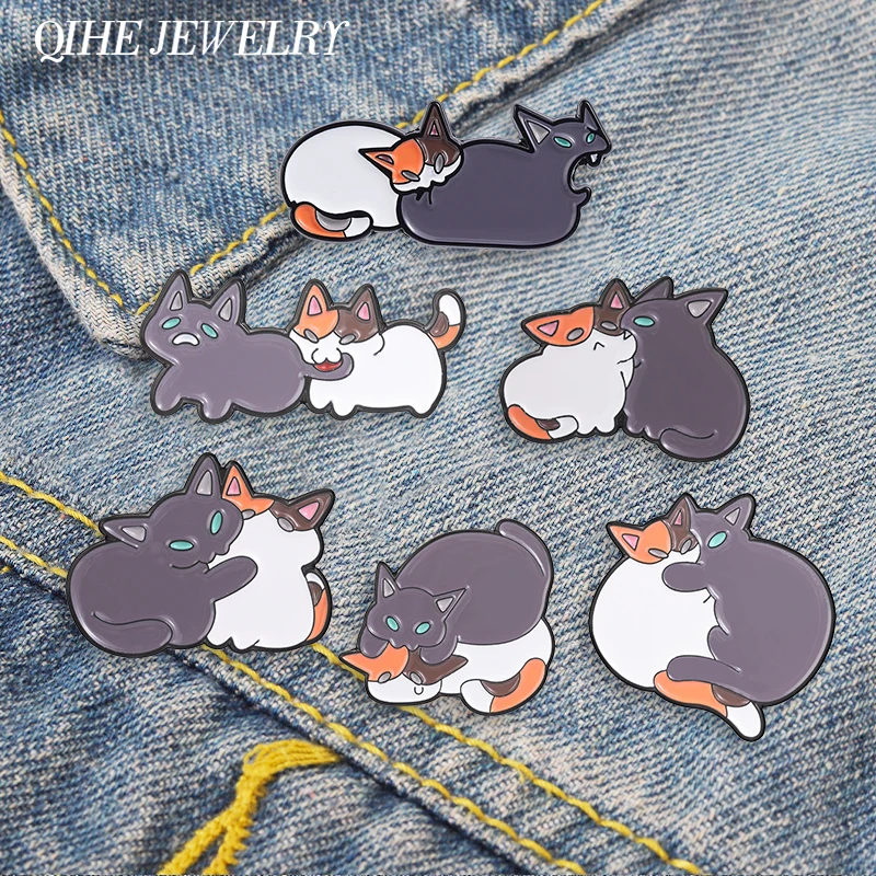 Fierce Cat Bite the Cat's Butt Tail Enamel Pin Cartoon Cute Two Cats Fighting Brooch Lapel Badge Valentine's Day Jewelry Gifts