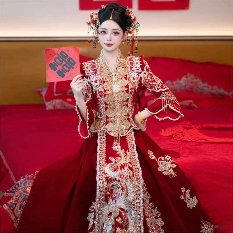 

The bride's wedding dress is a Chinese-style gown for person