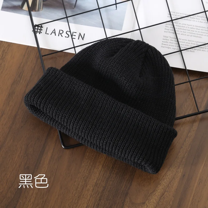 Cappello lavorato a maglia con bordo arricciato tinta unita autunno e inverno Cappello lavorato a maglia caldo a prova di freddo per il tempo libero all'aperto Logo personalizzato
