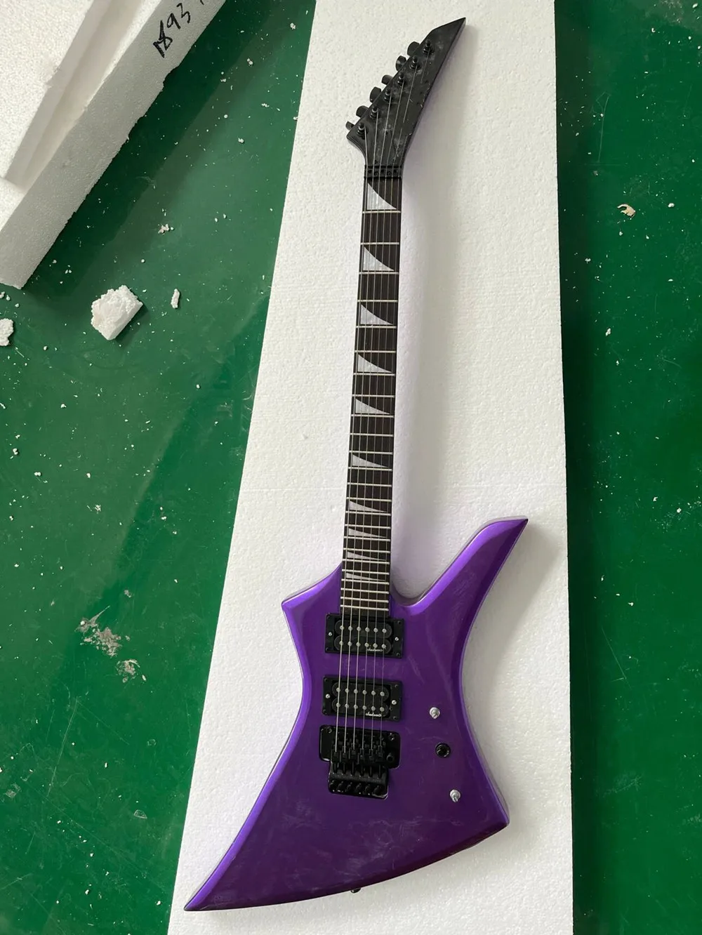 

Purple Body Electric Guitar with Rosewood Fretboard,Black Hardware,Provide customized service