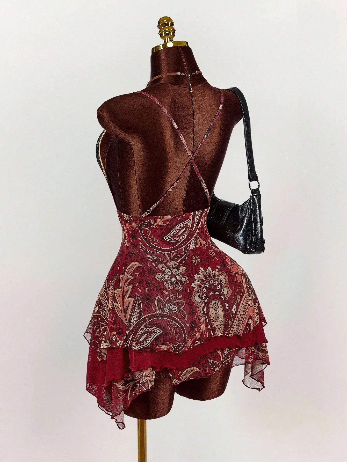 

Женское красное мини-платье с принтом пейсли, на тонких бретелях, с перекрестной спинкой и рюшами по низу