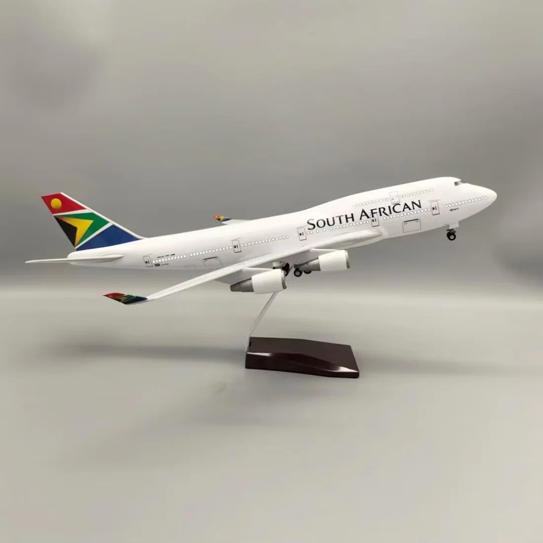 

1/150 Scale Plane South African Airlines 747 B747 Dreamliner Aircraft Plastic model With LED and Wheel model kit