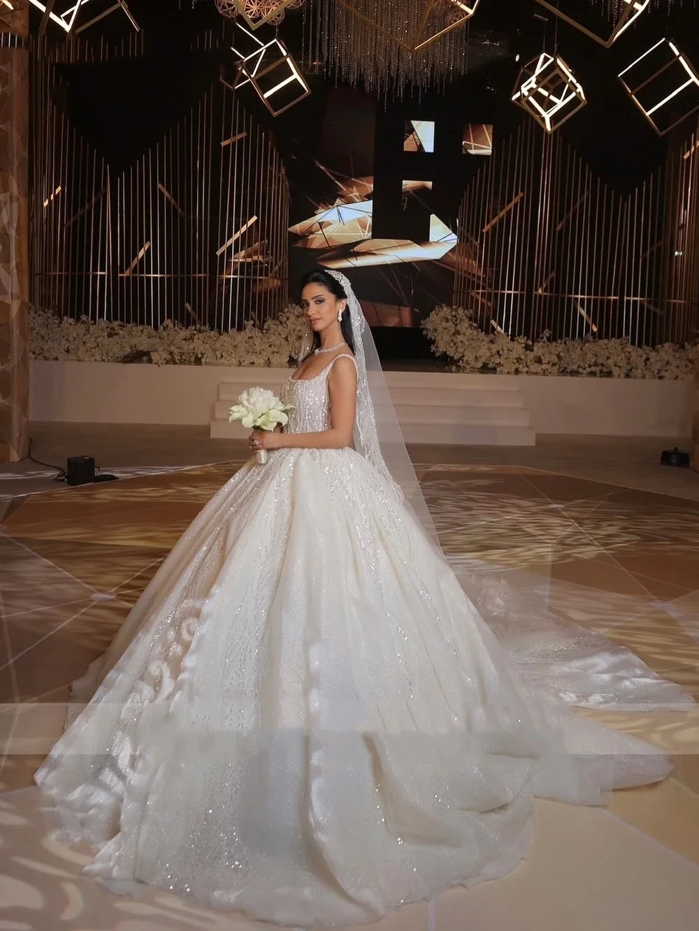 ชุดแต่งงานสั่งตัดพิเศษจาก Flavinke หรูหรา ประดับด้วยงานปักลูกปัดเต็มตัว คอปกทรงเหลี่ยม แต่งลูกไม้ละเอียดอ่อน ทรงบอลกาวน์