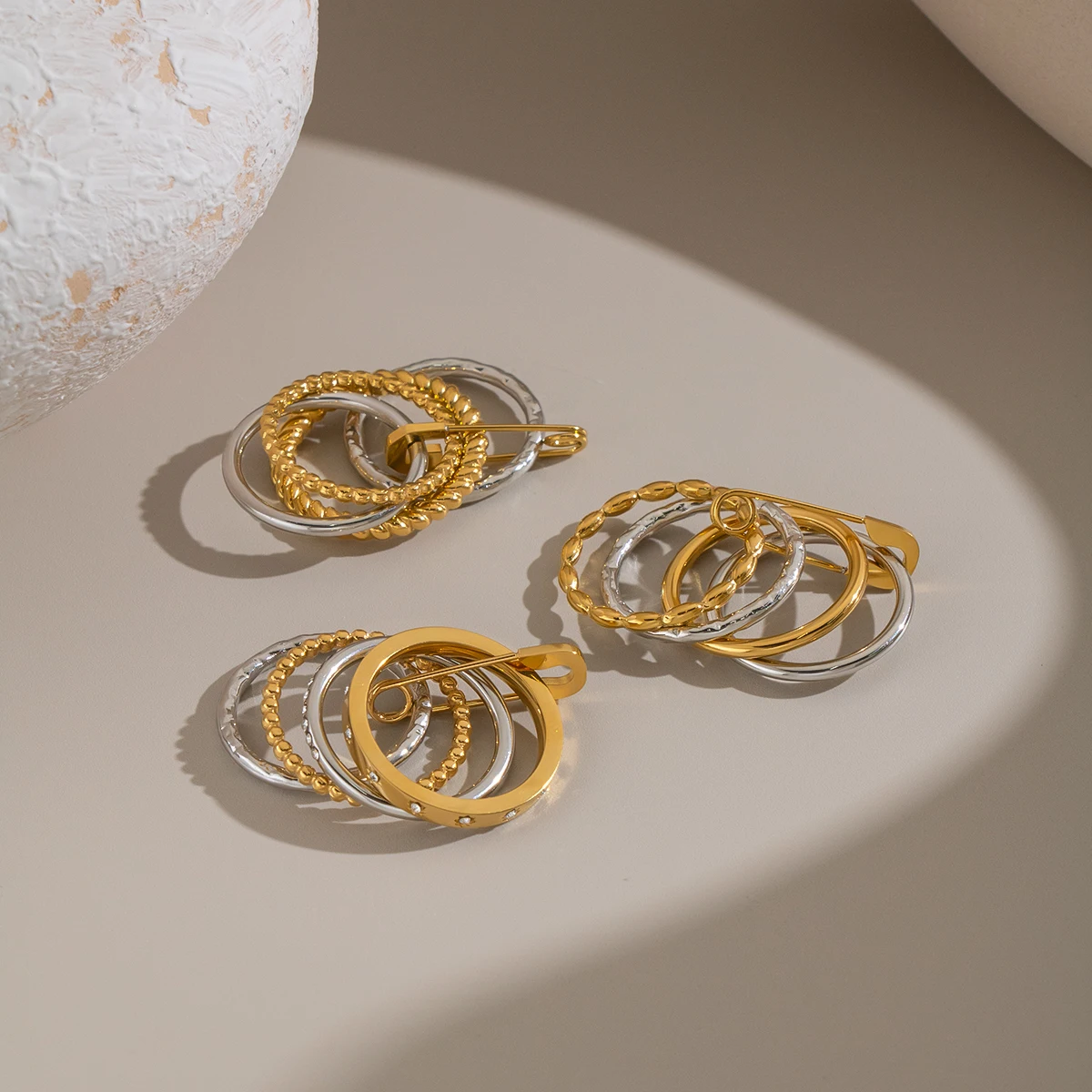 Miia Jewelry Zweifarbiger Stapelring aus Edelstahl, mehrschichtig, gedreht, mit Perlen und Zirkonia-Besatz für Damen – Detail 15