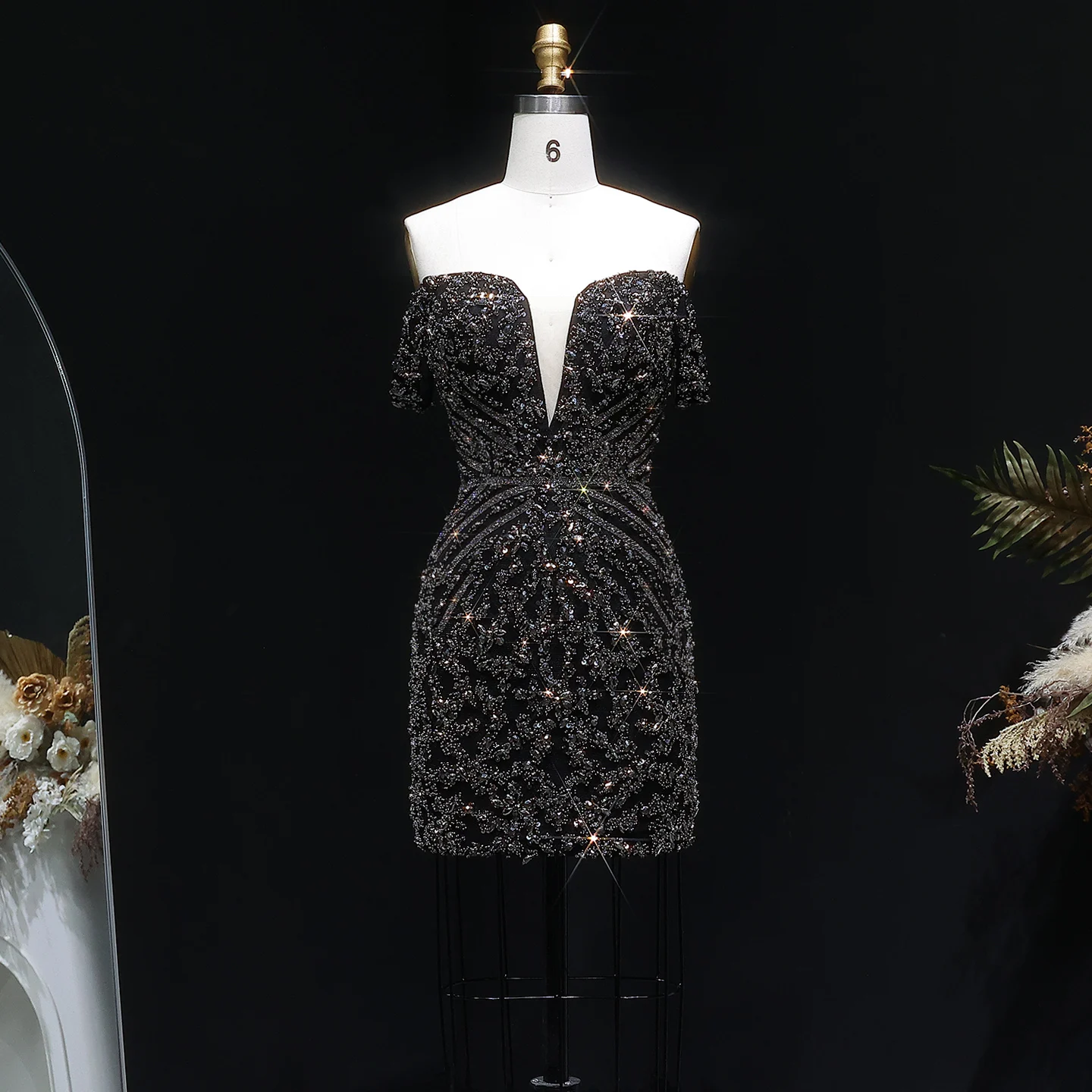 Sharon Said Schwarzes schulterfreies Kleid mit tiefem V-Ausschnitt und schweren Perlenverzierungen, kurzes Cocktailkleid für Abschlussball und Party, Dubai, RM131, maßgeschneidert – Detail 4