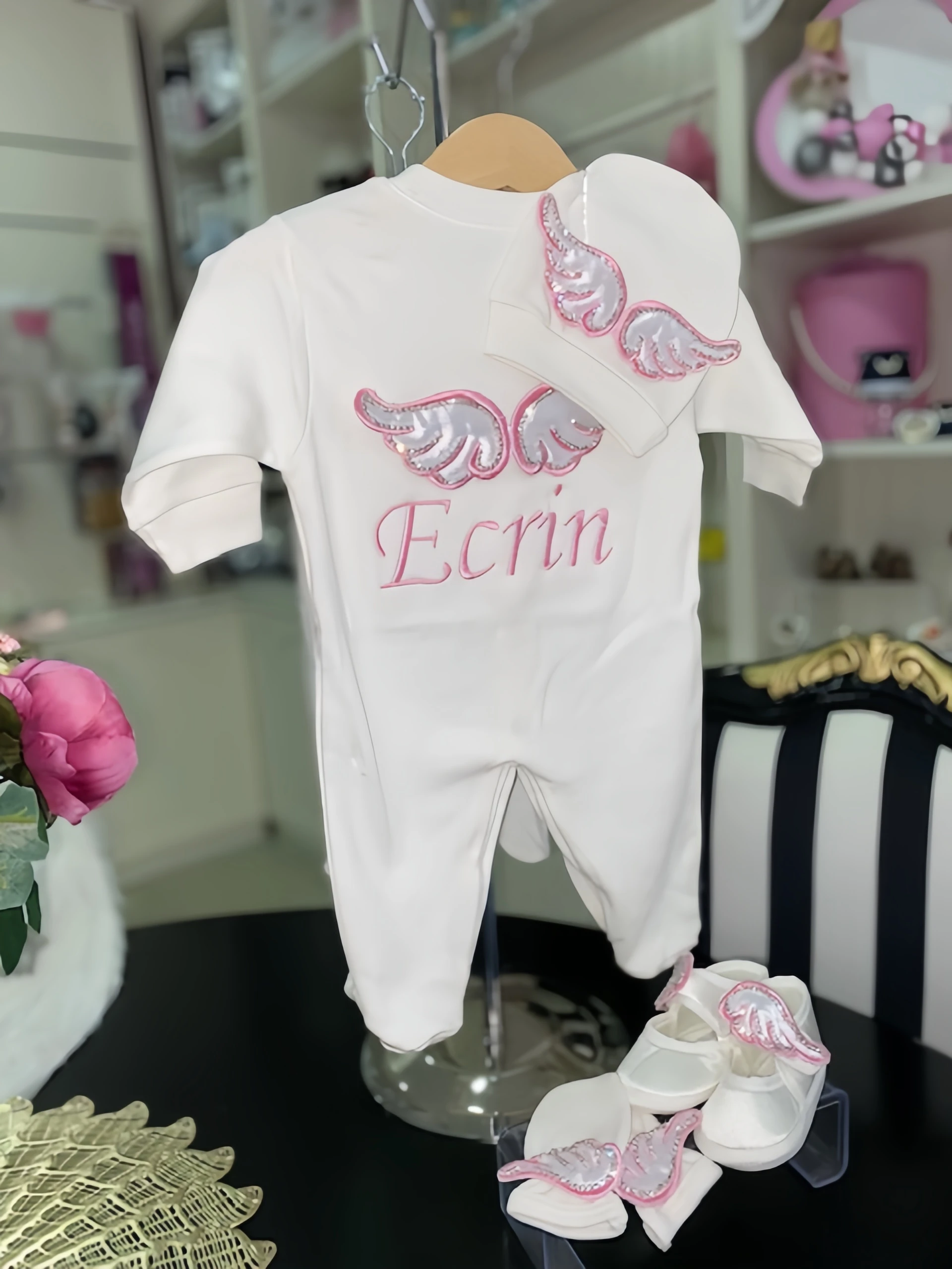 

Dollbling, 4 шт., наряды с крыльями, любое имя, персонализированный подарочный набор с вышивкой из сладкого дерева, детская пижама, шляпа, добро пожаловать домой, церемониальное платье