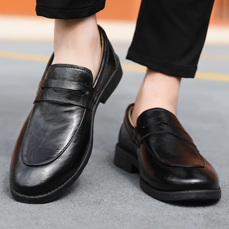 

Мужские дизайнерские модельные лоферы из лакированной кожи, дышащие свадебные туфли без шнуровки с острым носком, легкие деловые офисные туфли для выпускного вечера