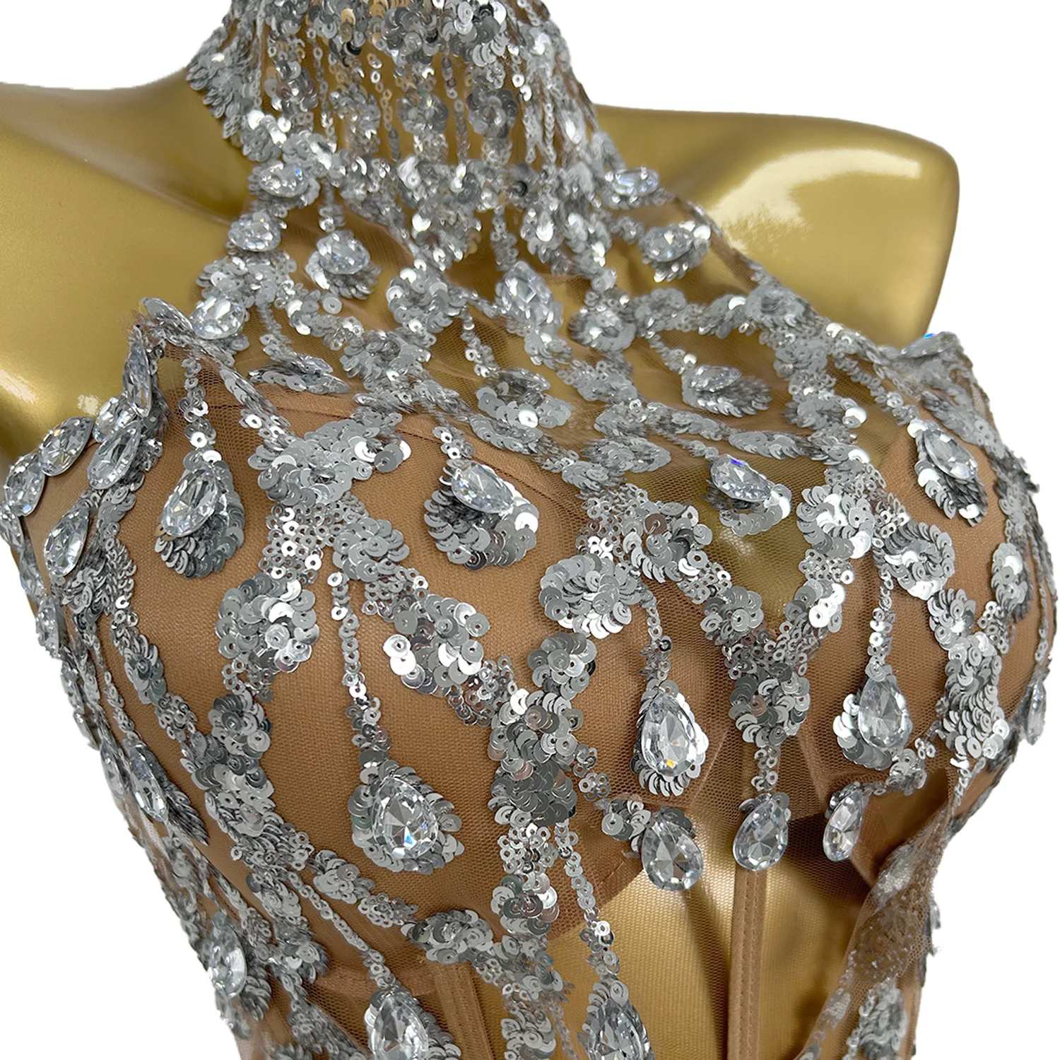 ชุดเซ็ต 2 ชิ้น เสื้อครอปท็อปประดับคริสตัลและเลื่อมวิบวับ พร้อมกระโปรงมินิสเกิร์ต แต่งพู่ห้อย เหมาะสำหรับงานวันเกิด งานปาร์ตี้ งานแสดงบนเวที ชุดเต้นลาตินอเมริกัน