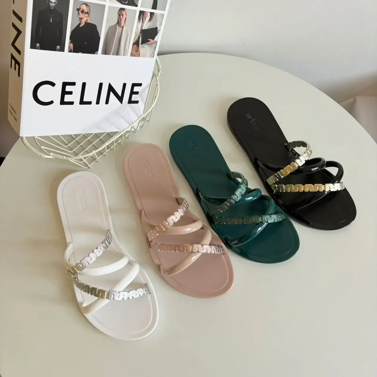 صنادل نسائية مسطحة من ميليسا لصيف 2025 شباشب عصرية من مادة PVC سهلة الارتداء ملابس داخلية وخارجية مريحة #1