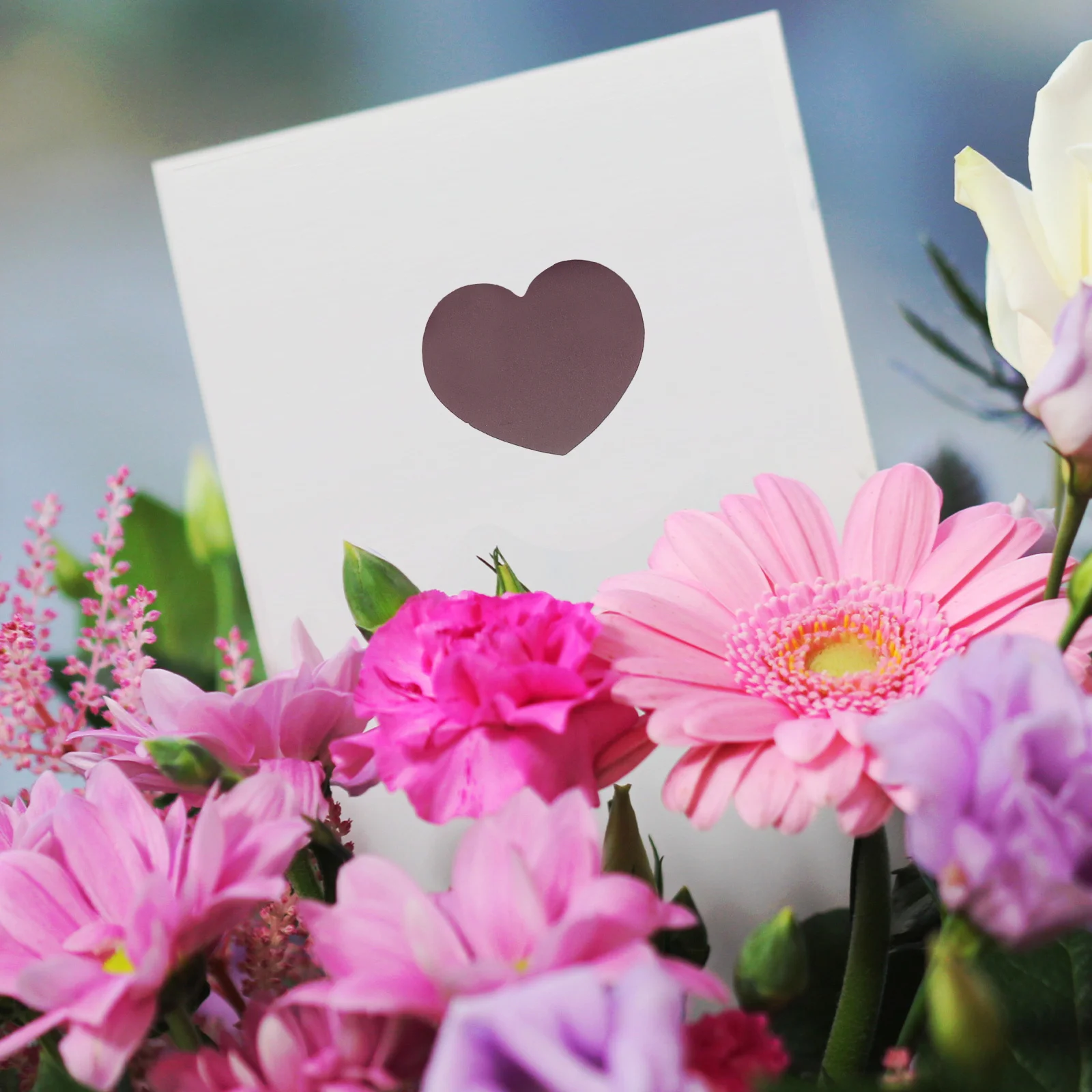 

900pcs Heart Shaped Scratch Off Stickers Labels For Party Banquet Random Color Diy Cards Bright Design Gift For