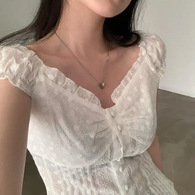 Blusa Fena de Chiffon Psada com Decote V e Detalhes em Renda, Estilo Vintage com Efeito Emaecedor, Manga Curta Bufan...