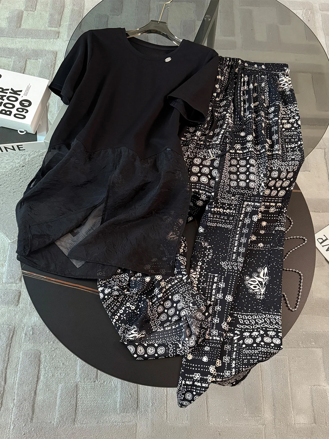 

Модный черный топ с короткими рукавами и широкие брюки: комплект из двух предметов для женщин, летний дизайн, ретро-стиль