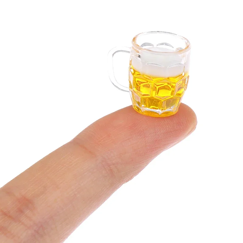 Molain 16Pcs Miniature Dollhouse Beer Bottle Cups Set, Mini Mugs avec Bouteilles de Bière Tasses de Boisson Accessoires pour Maison de Poupée pour Jeu Prétendu