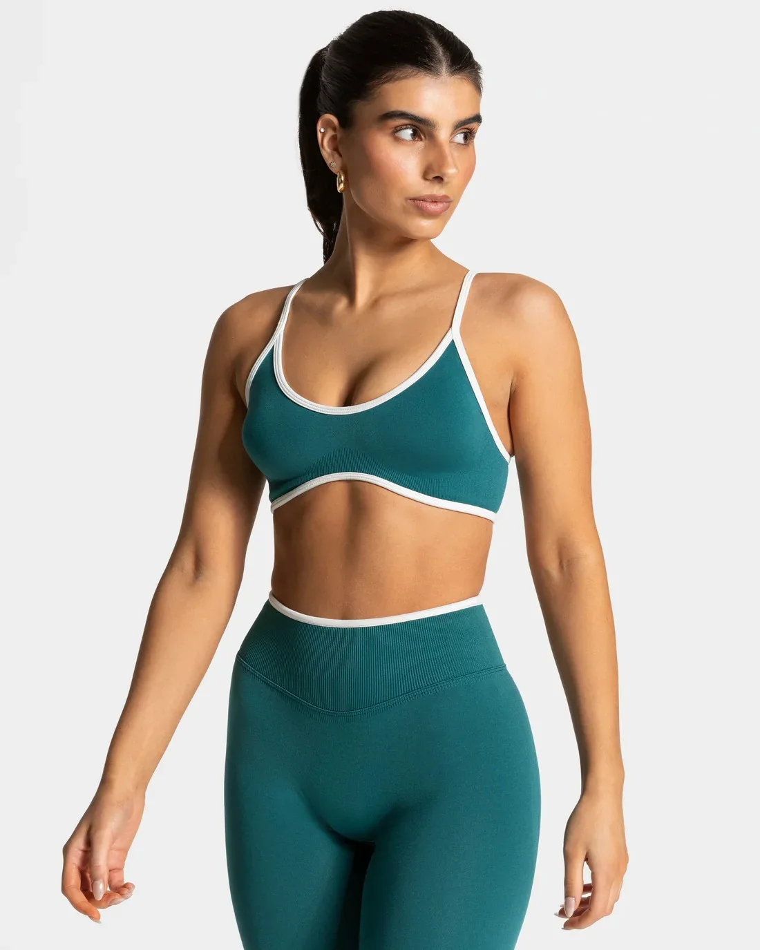 Women's Color-Blocked Large Round Neck Sports Bra with Thin Straps and Chest Pads, Yoga Crop Top with Medium Support for Running and Fitness