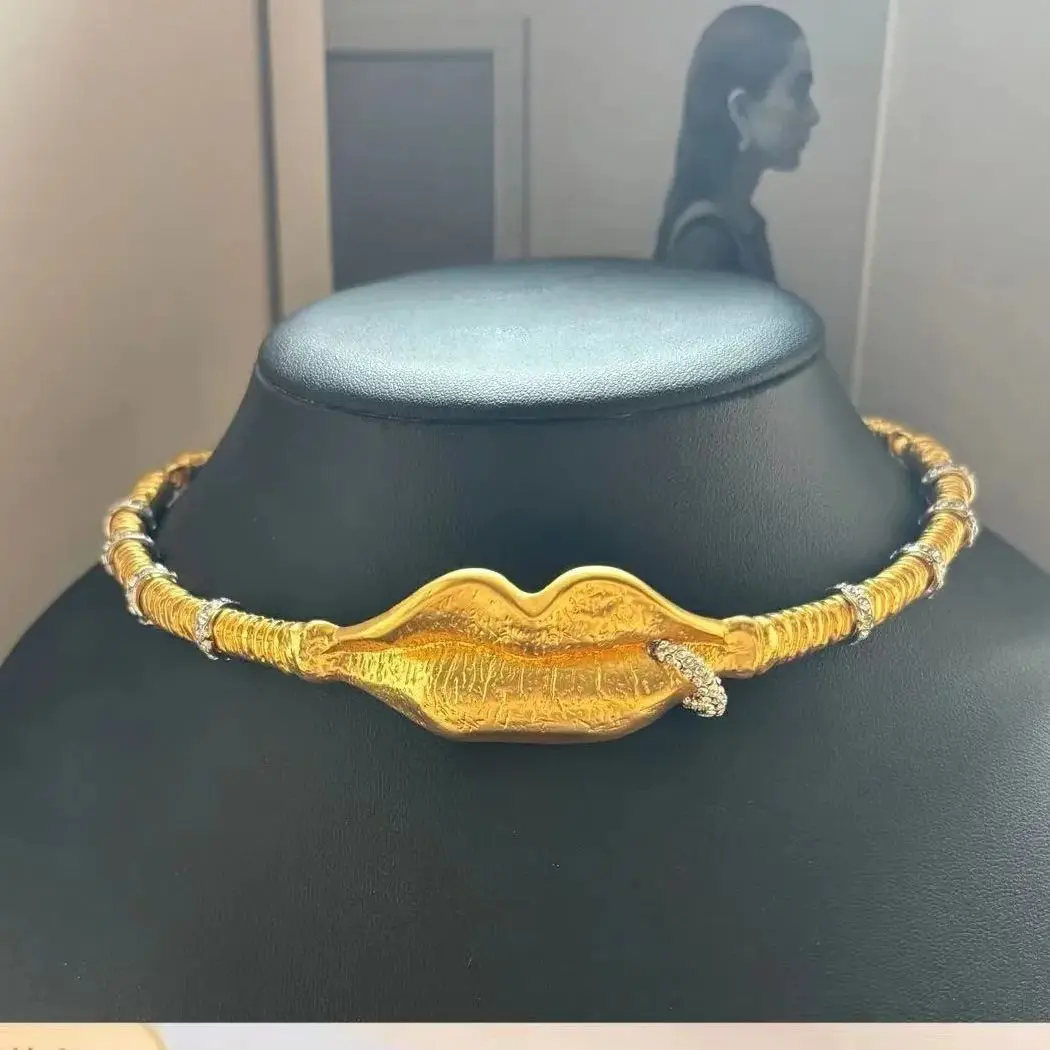 Women's French Retro Facial Features Series Vintage Exaggerated Big-Mouth Necklace Fashionable Light Luxury Jewelry