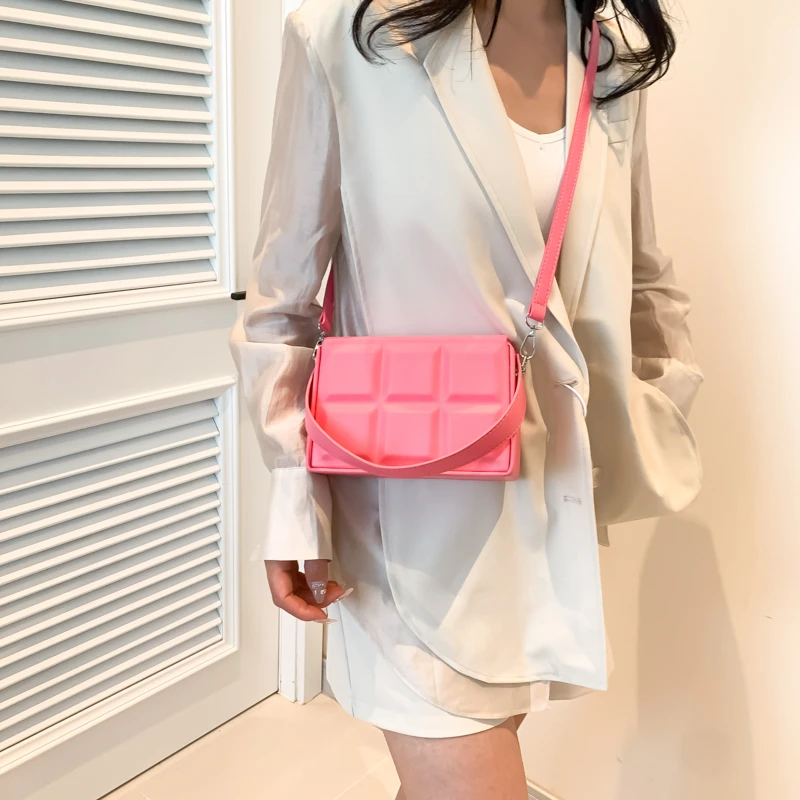 حقيبة يد نسائية مصممة شهيرة حقيبة يد جلدية فاخرة مع لمسات ذهبية رفيق سفر أنيق للعمل