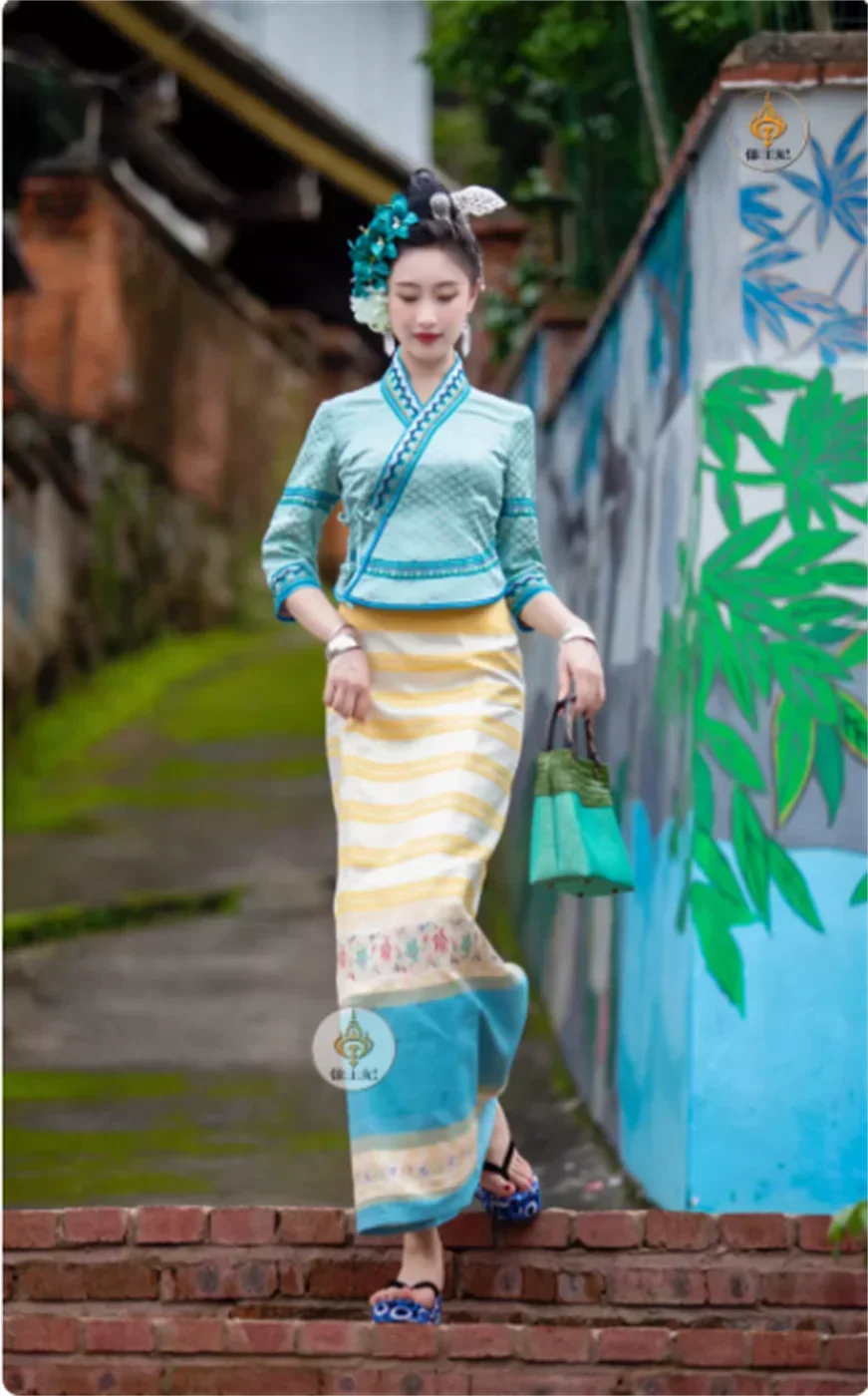 Tradycyjny damski garnitur Dai z dopasowanym krojem i prostymi rękawami oraz spódnicami