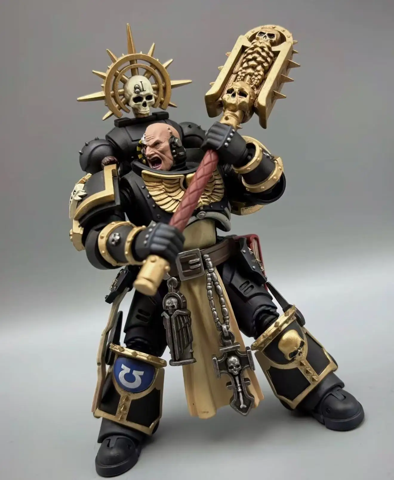 【ZW】JOYTOY Warhammer 40K 1/18 Action Figure Ultramarines Chaplain (Indomitus)
