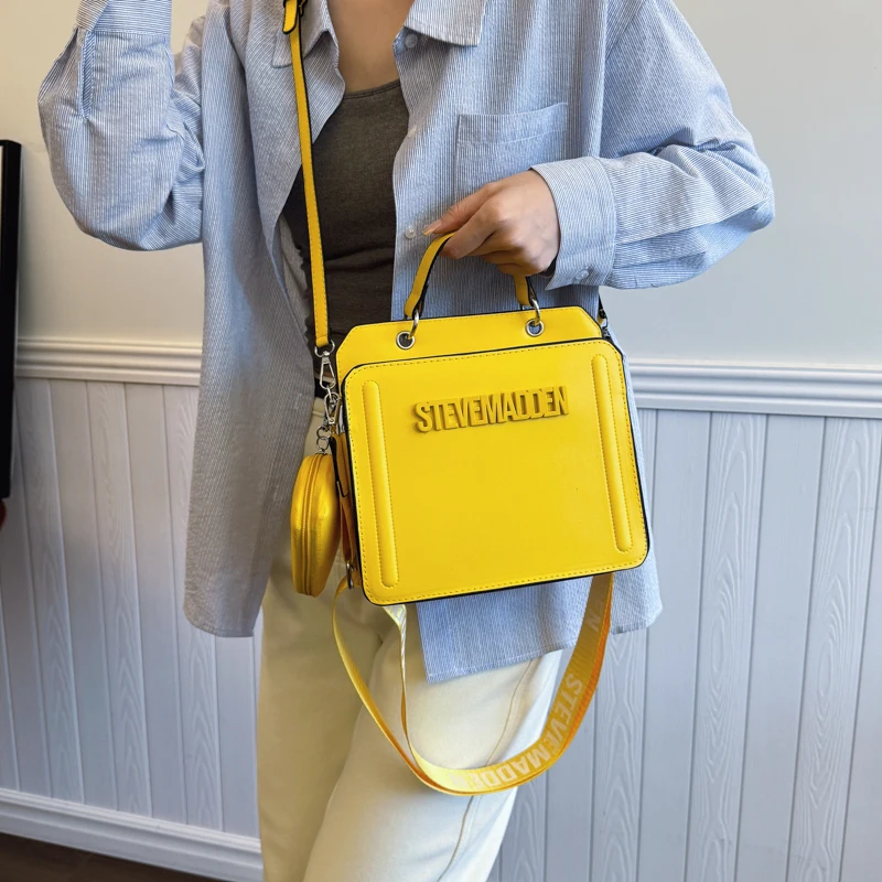 Sacola de luxo curada, forma estruturada espaçosa, sutil corte a laser, silhueta exclusiva para escapões elegantes e sem esforço