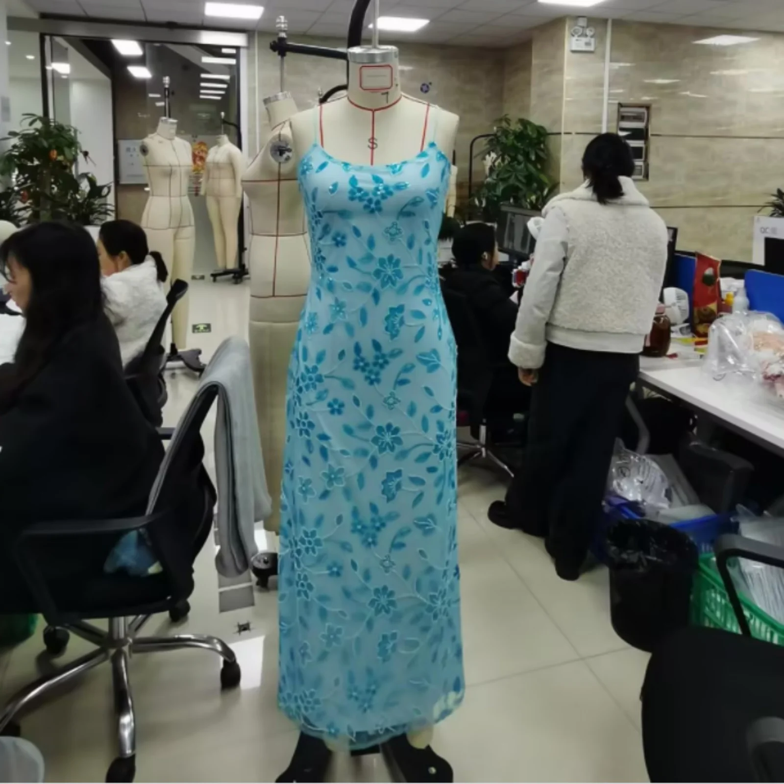 Abito estivo da donna con paillettes glitterate e perline con fiori, abito lungo sottile con spacco alto e cinturino per spaghetti aperto sul retro per party club