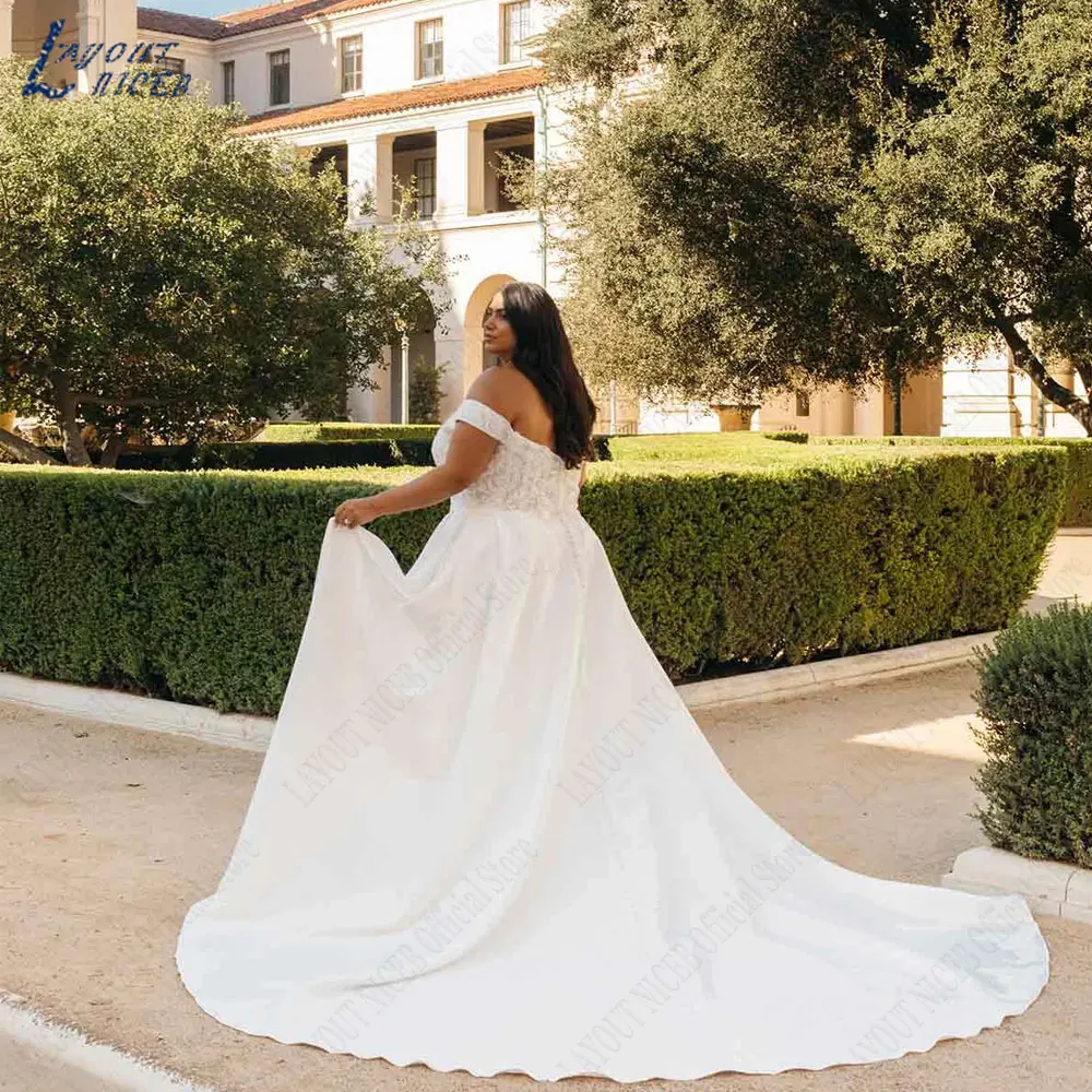 LAYOUT NICEB Plus Size abiti da sposa con spalle scoperte maniche corte senza schienale abiti da sposa bottoni in raso a trapezio in pizzo robe de mariéeLAYOUT NICEB Plus Size abiti da sposa con spalle scoperte maniche