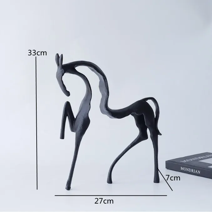 Zwart gietijzeren abstract paard en hertenstandbeeld, gesimuleerd diermodel sculptuur, bureauornament, moderne huisdecoratie