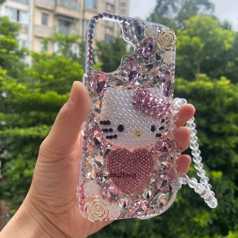 Sanrio Luxus-Handyhülle mit Strasssteinen und Glitzer-Design, Hello Kitty, für iPhone 18, 17, 16, 15, 14, 13 Pro Max, 12 Pro, Schutzhülle mit Stoßfänger und Rückseitenabdeckung. – Detail 4
