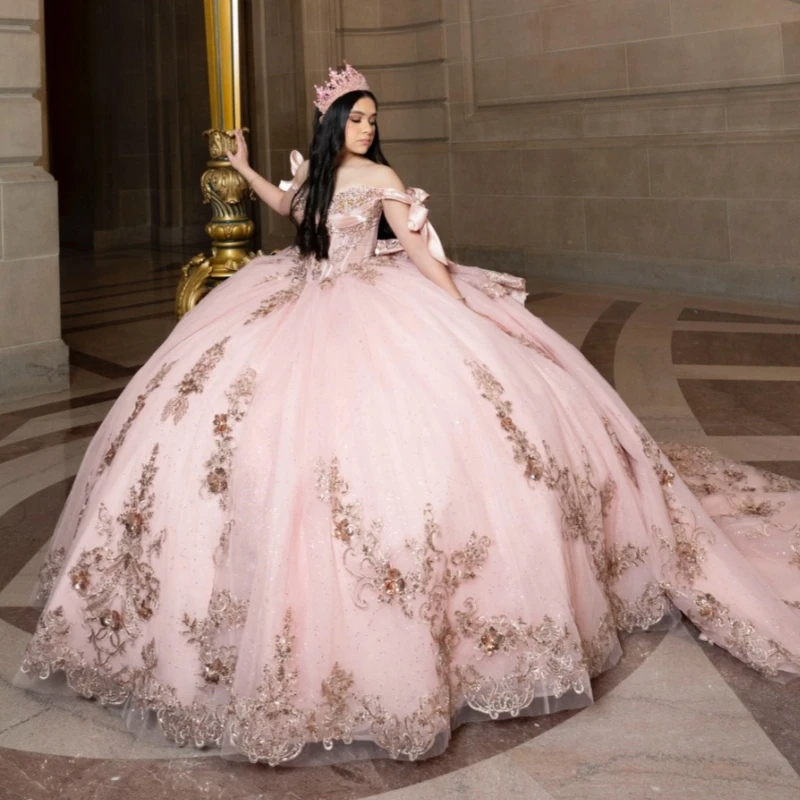 

Light Pink Shiny Ball Gown Quinceanera Dresses Applique Lace Beading Crystal Bow Corset Tull Off Shoulder Sweet 16 Dress Vestido