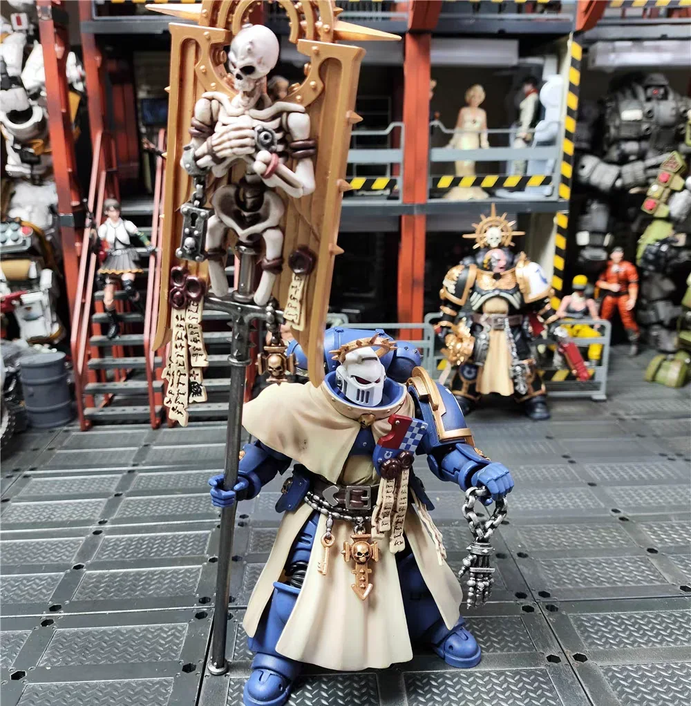 

【MT】JOYTOY 1/18 Подвижная оригинальная фигурка солдата-флагоносца Ultramarine Sword Guard из Warhammer 40K, коллекционная игрушка, подарок