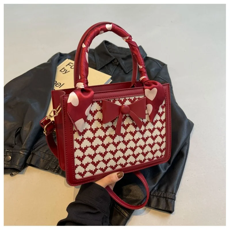 

Элегантная женская сумка с структурированным дизайном коробки и верхней ручкой для полированного изысканного внешнего вида и стиля