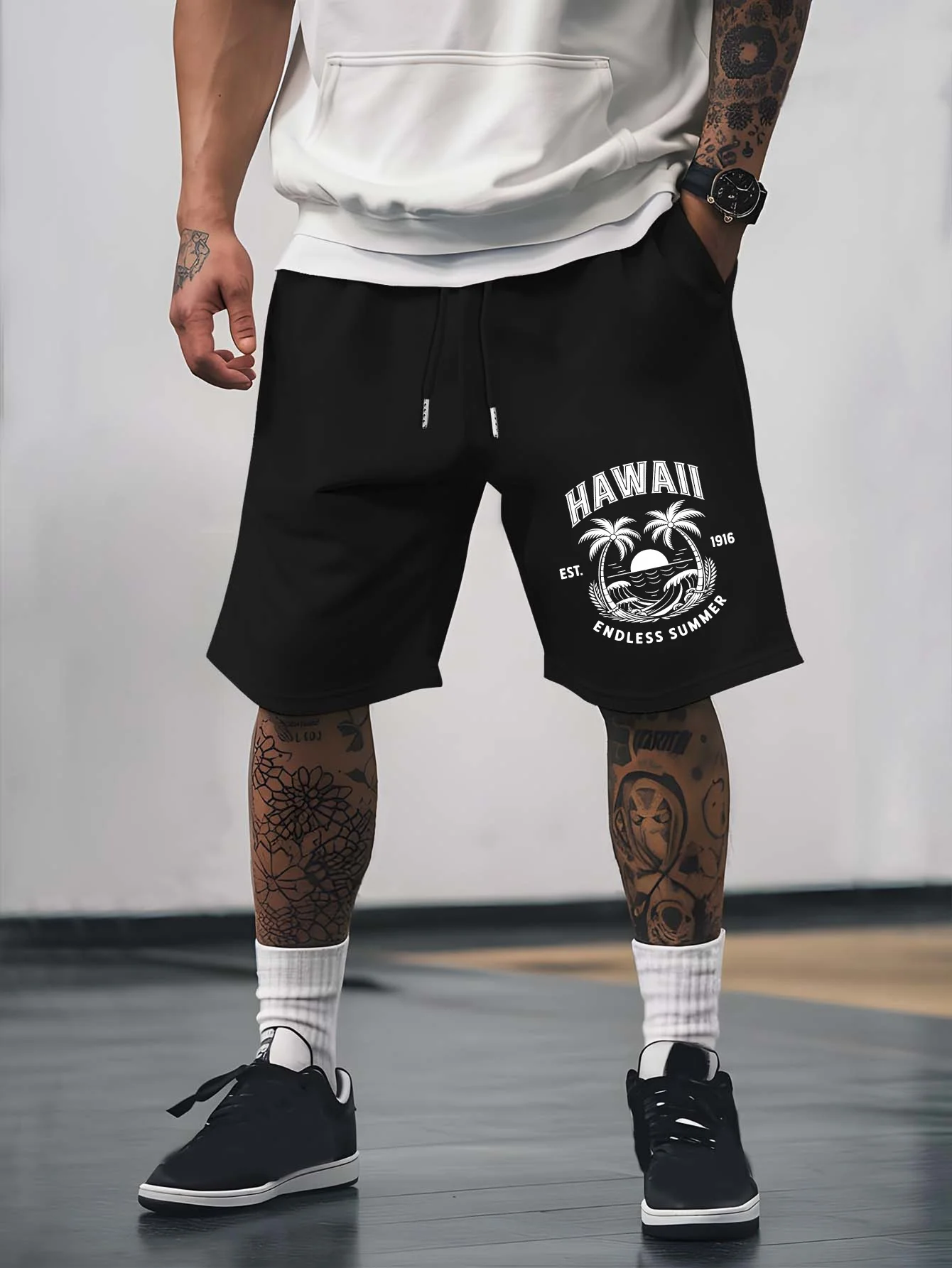 

Men's Hawaii 2025 Summer Casual Shorts with Coconut Tree and "Hawaii" Print Wearing Fashionable Men's Shorts