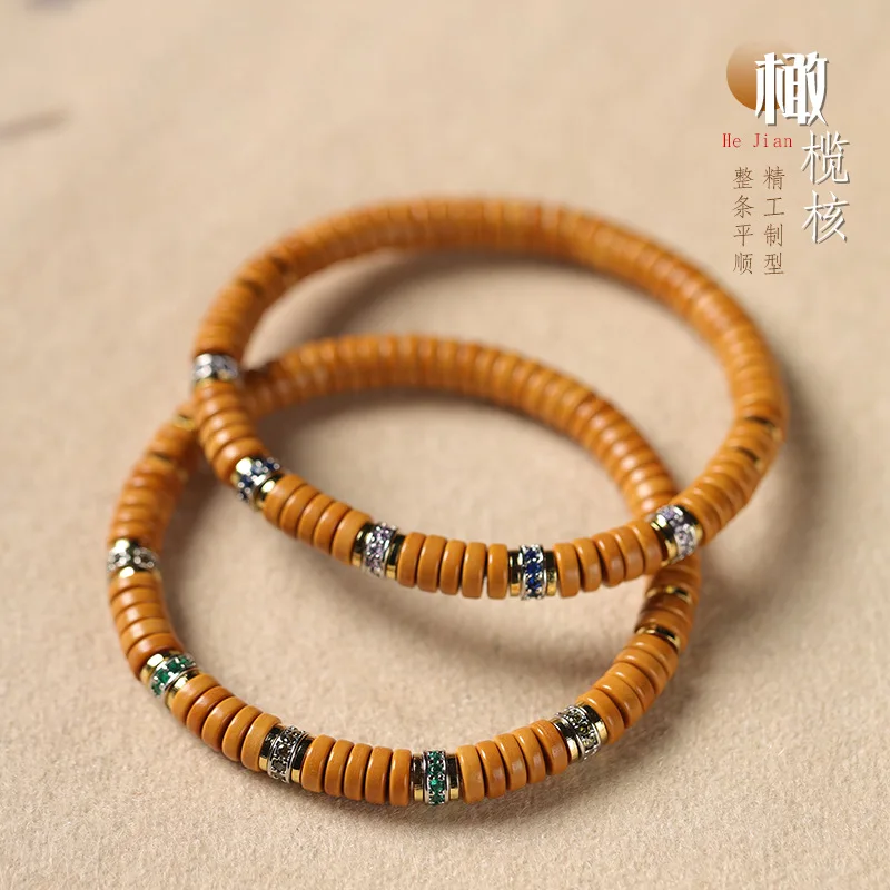 

Избранные таблетки прямого кроя с оливковой ячейкой в сочетании с микронабором цветных бриллиантов. Браслет в винтажном стиле с одной петлей.