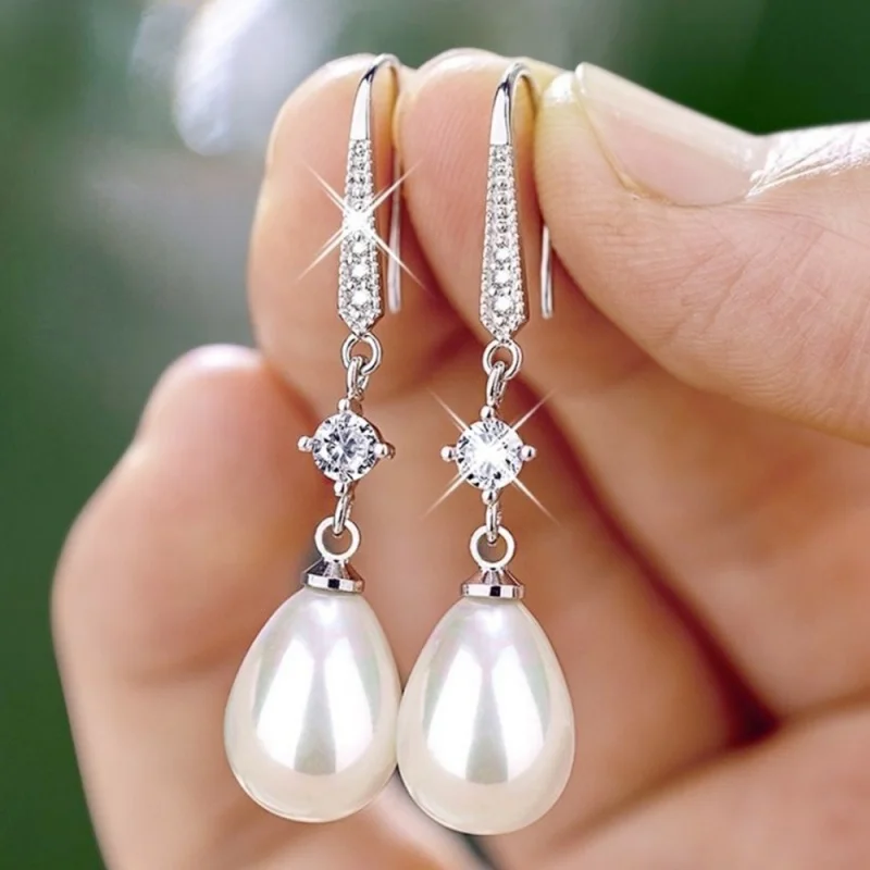 Huitan Elegante Imitationsperlen-Ohrhänger für Damen, birnenförmig, mit glänzenden Zirkonia-Steinen besetzt, eleganter Schmuck für Hochzeit, Verlobung und Braut.