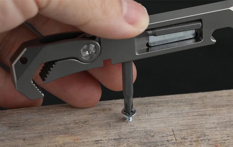 TC04 سبائك التيتانيوم مفتاح ربط قابل للتعديل مفك متعدد الوظائف EDC أداة فتاحة الزجاجات المحمولة مع فم قابل للتعديل