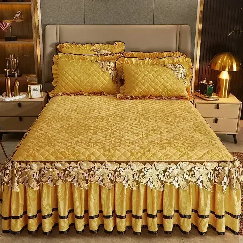 Plush Golden Winter Warm Bedspread on The Bed Thickened Bed Skirt-style Embroidery Cotton Luxury Bedding Set with Pillowcases