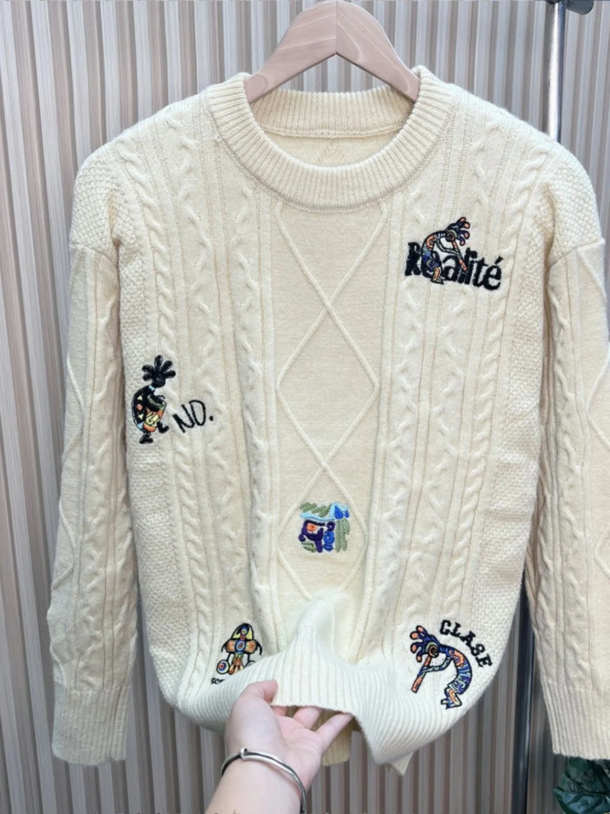 

Вязаный свитер для пар 2025: Мужской и женский, с вышивкой, узором «косы», осенне-зимний, свободный, модный трикотаж для молодежи, активный стиль